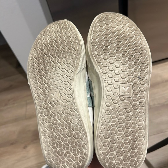 Veja size 8 women’s sneakers- worn, but still wearable. - Picture 4 of 5